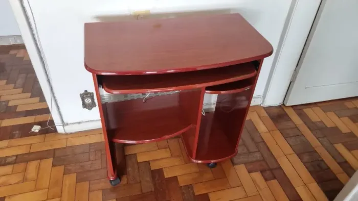 Mesa de Computador com Rodízios