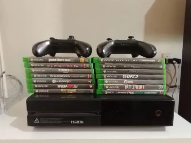 Xbox One com defeito no botão de ligar + 14 jogos + 2 controles