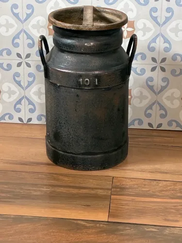 Leiteira antiga  10 litros   Metal bem pesado 