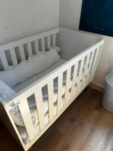Berço 100% MDF e semi novo, acompanha colchão, curtinado e dorcel.