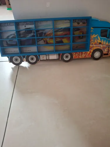 porta carrinho mdf formato de caminhão, até 20 carrinhos