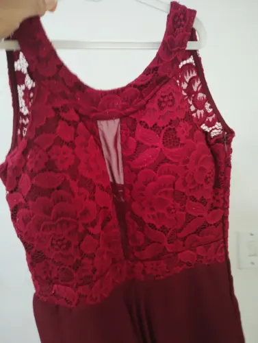 Vestido de festa tecido tendo uns brilhos
