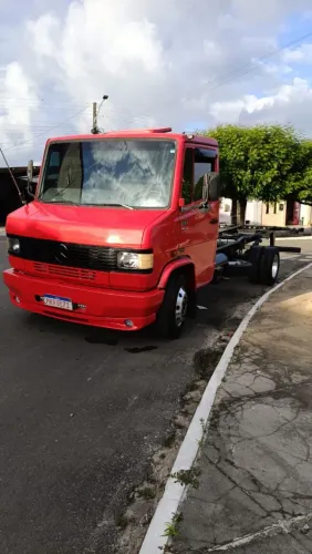 Vendo caminhão Mercedinha ano 2011 no chassi