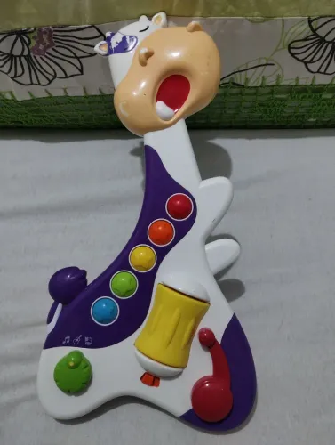 Brinquedo Guitarra Divertida Vaca Filó, precisa de concerto 