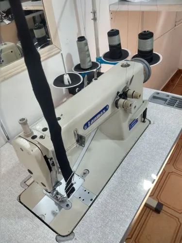 Máquina de costura 2 agulhas para fazer "esconde gola"