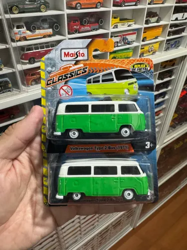 Miniatura Maisto Volkswagen Kombi Branca/Verde 1/64 R$35,00 cada. 