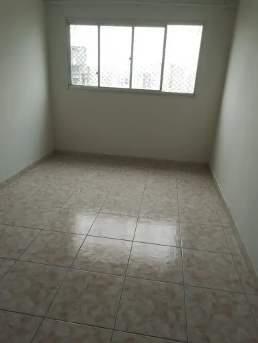 Kitnet na Liberdade (ótima localização, pertinho do metô São Joaquim) com garagem