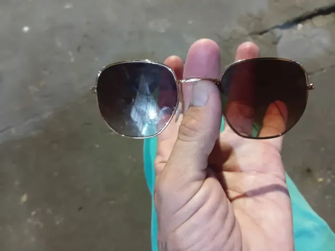 Vendo óculos da riachuelo qu2 ganhei de 90 reais por 50 agora ótimo estado