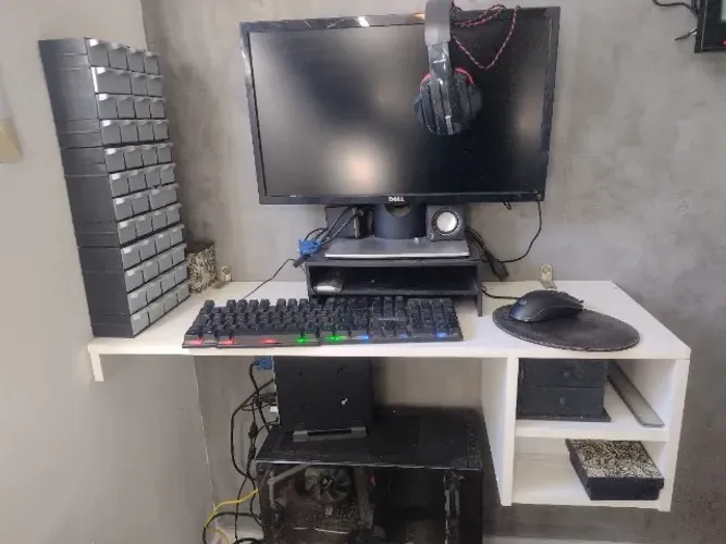Mesa de computador de parede - branca e compacta