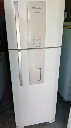 VENDO GELADEIRA ELECTROLUX FROST FREE SUPER ESPAÇOSA.GELANDO TOP. FAÇO A ENTREGA