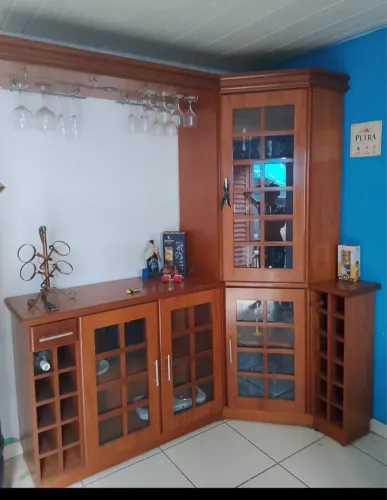 Cristaleira de Canto com Adega e Suporte para Taças