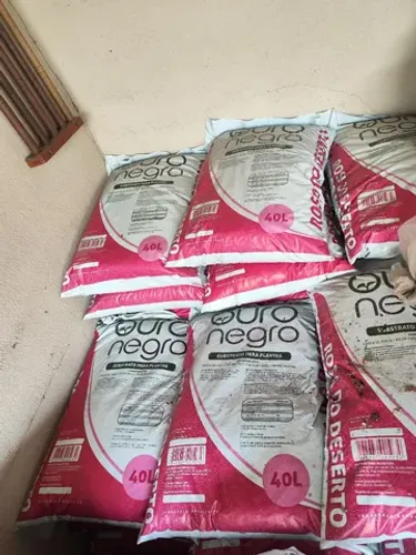 Substrato ouro negro 40 litros próprio pra rosa deserto R$ 40 Reais
