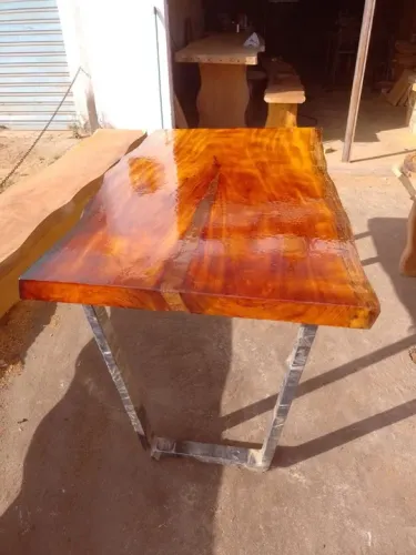 Mesa madeira maciça com pé em Metalon 