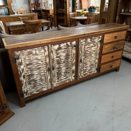 Buffet De Demolição Com Porta Veneziana