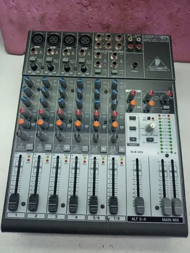 Mesa de Som Behringer 1204