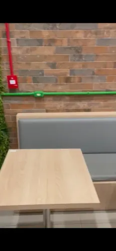 Mesa de madeira com base inox e sofa 