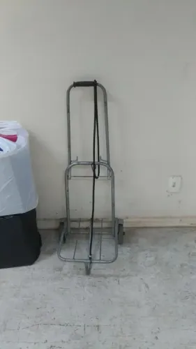 Carrinho de mão dobrável, usado, bom estado. E outros.