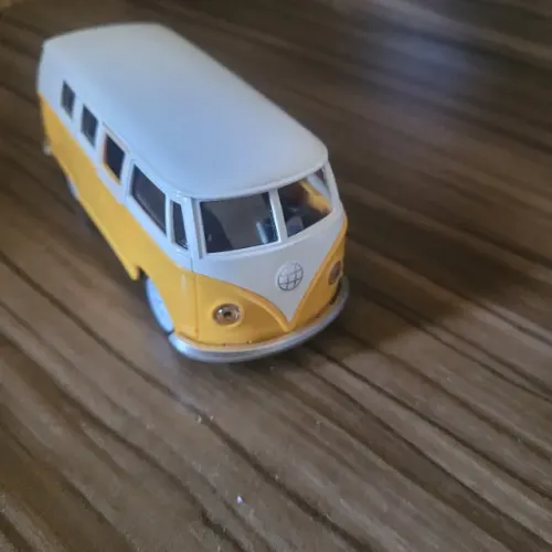 miniatura Volkswagen Kombi T1 amarela e branca