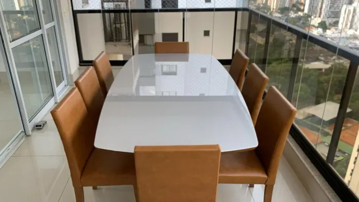 Mesa nova com cadeiras na madeira maciça 