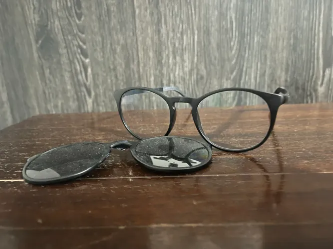 Óculos com Clip-on Solar Removível - 2 em 1