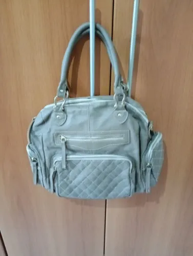 Bolsa de ombro bege com detalhes acolchoados
