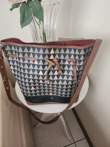 Bolsa Schutz triânglo original De graca!!