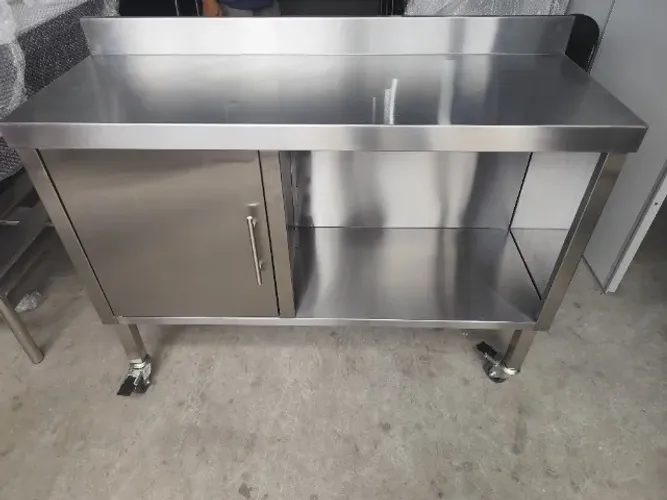 Balcão em Aço Inox com Design Minimalista