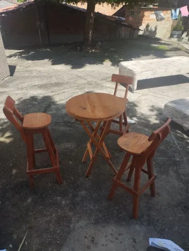 mesa redonda com três banqueta altas