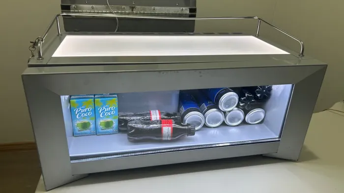 Geladeira Redbull compacta e moderna  com conversor 220v para 110v