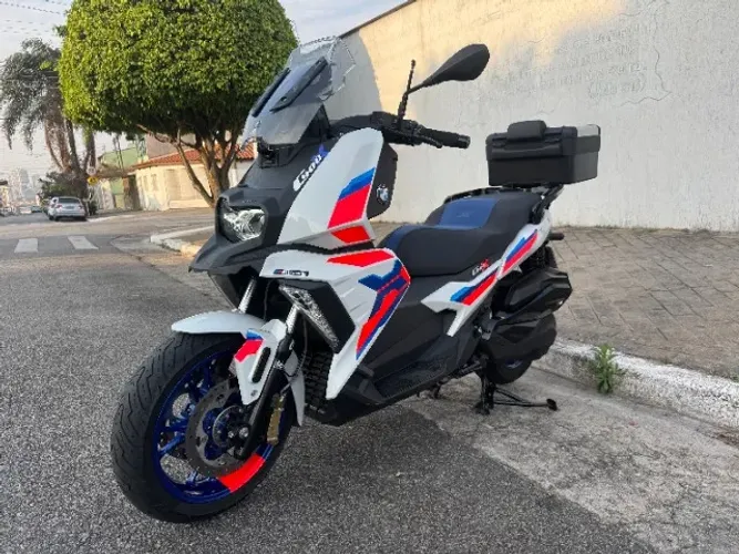 BMW C400X ano 2024 com Alça + bau original BMW e Carplay com camera