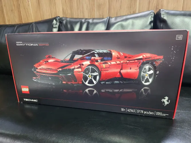 LEGO Technic Ferrari Daytona SP3 42143 - Novo