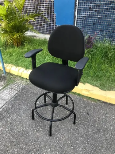 Cadeira caixa alta executiva com braços reguláveis