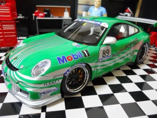 Porche 911 auto art 1/18