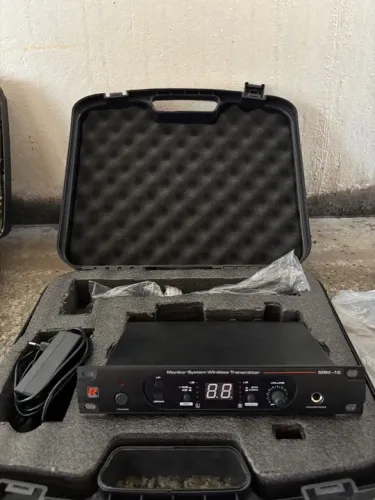 Retorno de Palco Stanner SRM-1E com 3 Transmissores e 3 Fones AKG.