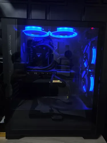 PC gamer RX 7600 + 2 monitores + teclado