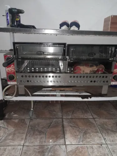 *Pra sair logo* Forno a gás, com 2 compartimentos.