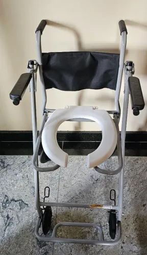Cadeira de Banho e uso em Vaso Sanitário