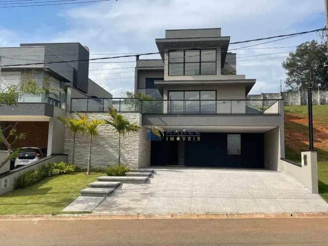 SOBRADO para VENDA ou LOCAÇÃO, 4 SUÍTES, Varanda, Piscina, Quintal Gramado em CONDOMÍNIO F
