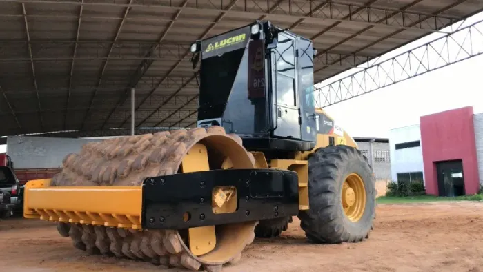 Rolo Compactador de Solo CAT CP533E ano 2012