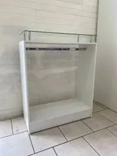 Balcao arara com vidro superior