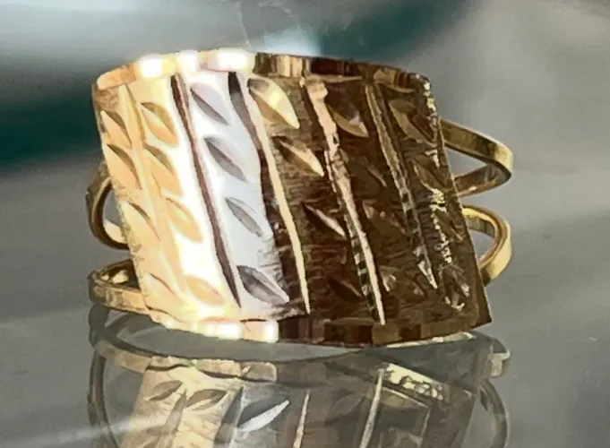 Anel Dourado Feminino com Detalhes Incríveis tamanho 22