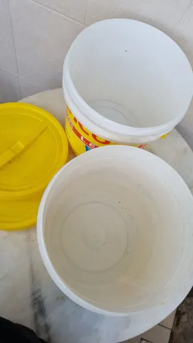 Baldes de plástico com tampa