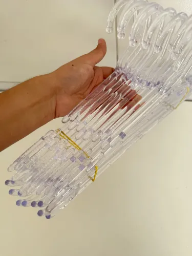 Cabide de acrílico adulto