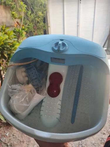 Banho relaxante para os pés com massagem