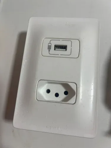 Tomada de 1 seção com entrada USB