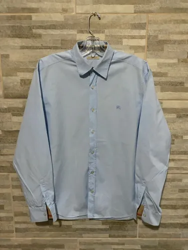 Camisa Burberry Azul Clarinho - Elegância Clássica