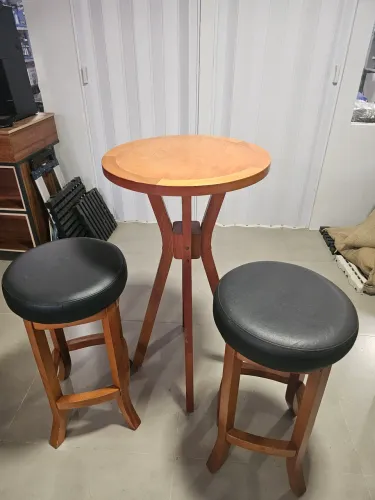 Mesa alta bistrô com bancos acolchoados