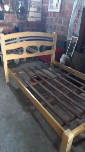 Cama de casal de madeira 