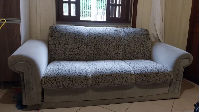 Sofá de 3 lugares, antigo resistente. Precisa de reparo