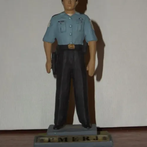 boneco policial em chumbo